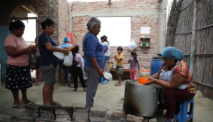 Comunitario. Marina sirve raciones de lentejas y arroz a varios vecinos