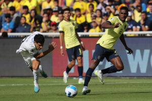 Con doblete de Félix Torres, Ecuador gana a Uruguay por 2-1