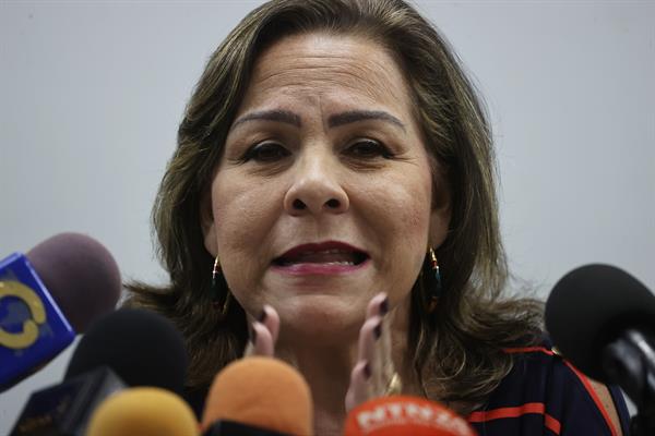ALERTA. La empresaria María Carolina Uzcátegui, denunció los riesgos en los lugares de votación.