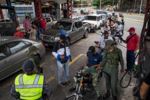 Largas colas en Caracas y otras ciudades de Venezuela para repostar gasolina