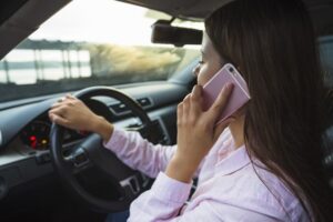 ¿Por qué usar el celular mientras conduce puede provocar que le cueste más el seguro de su vehículo?