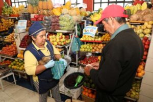En Ecuador tomaría casi cinco años acumular un aumento de precios equivalente a la inflación de solo un mes en Argentina