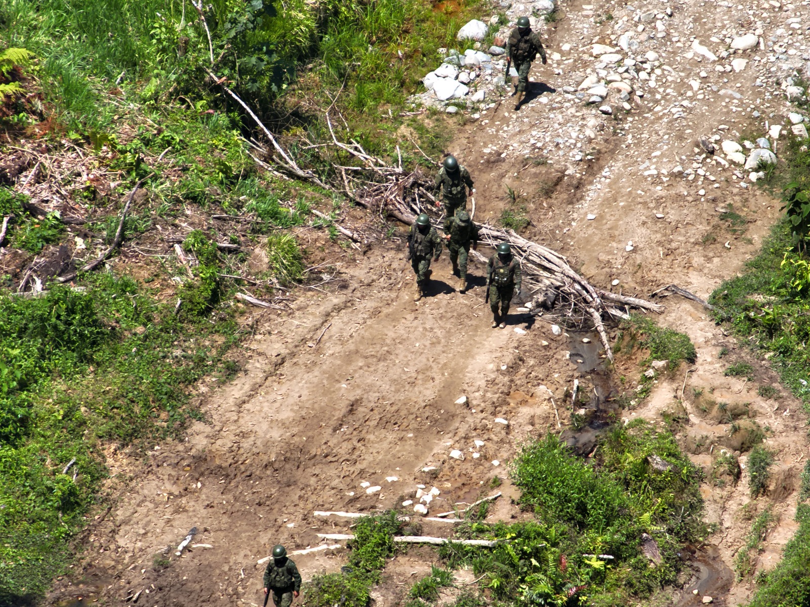 OPERATIVO. Personal militar y policial durante el operativo contra la minería ilegal en el Parque Nacional Podocarpus, en Zamora Chinchipe.