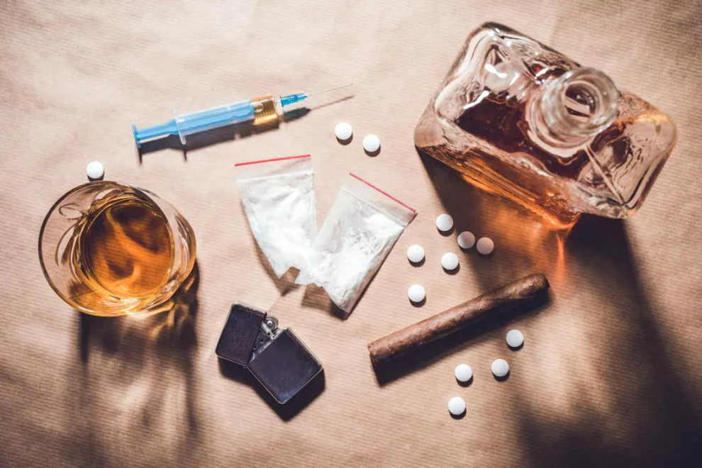 SALUD. Tanto las drogas lícitas como el alcohol o ilícitas como la cocaína tienen impactos negativos en el cerebero. Foto: MédicinaPlus