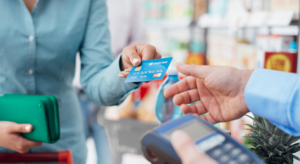En más del 40% de las operaciones con tarjeta de crédito solo se paga el mínimo de la deuda