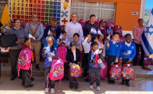Israel entrega útiles escolares a niños de Ecuador