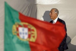 «¿No ha visto cómo es su escote?”, el comentario machista que mantiene en polémica al presidente de Portugal