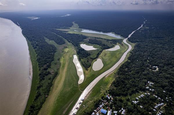 Ambiente. Las agrietadas playas en la mitad del río Amazonas, en Puerto Nariño (Amazonas, Colombia). WWF/EFE