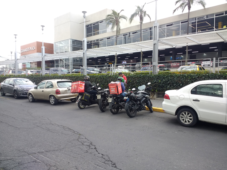 SEGURIDAD. Los motociclistas que brindan servicio de entrega a domicilio crean sensación de inseguridad en Quito.
