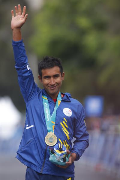 Podio. Jhonatan Narváez posa con la medalla de oro en ciclismo de ruta.