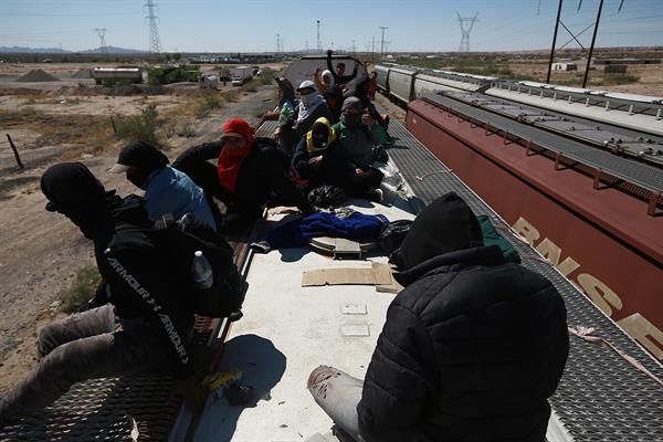TRAVESÍA. Migrantes viajan sobre el tren conocido como ‘La Bestia’ en Ciudad Juárez, Chihuahua (México). EFE