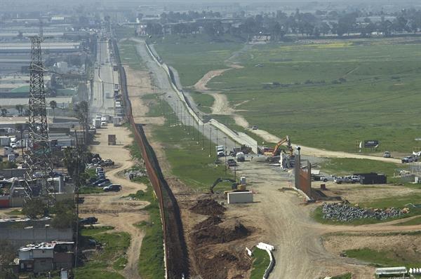 BARRERA. Vista general donde aparece el muro fronterizo entre México y Estados Unidos.