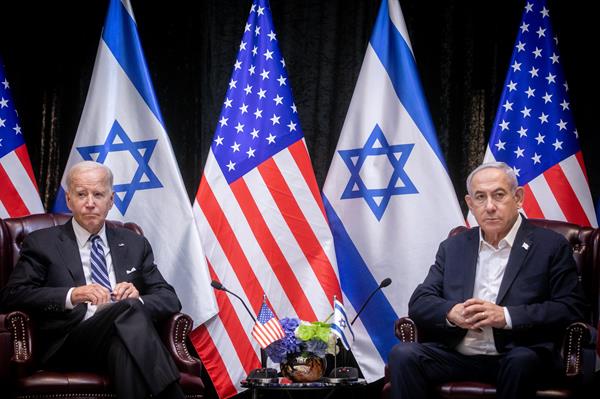 Momento. El primer ministro israelí Benjamin Netanyahu da la bienvenida al presidente estadounidense Joe Biden en el Aeropuerto Internacional Ben-Gurion este miércoles.