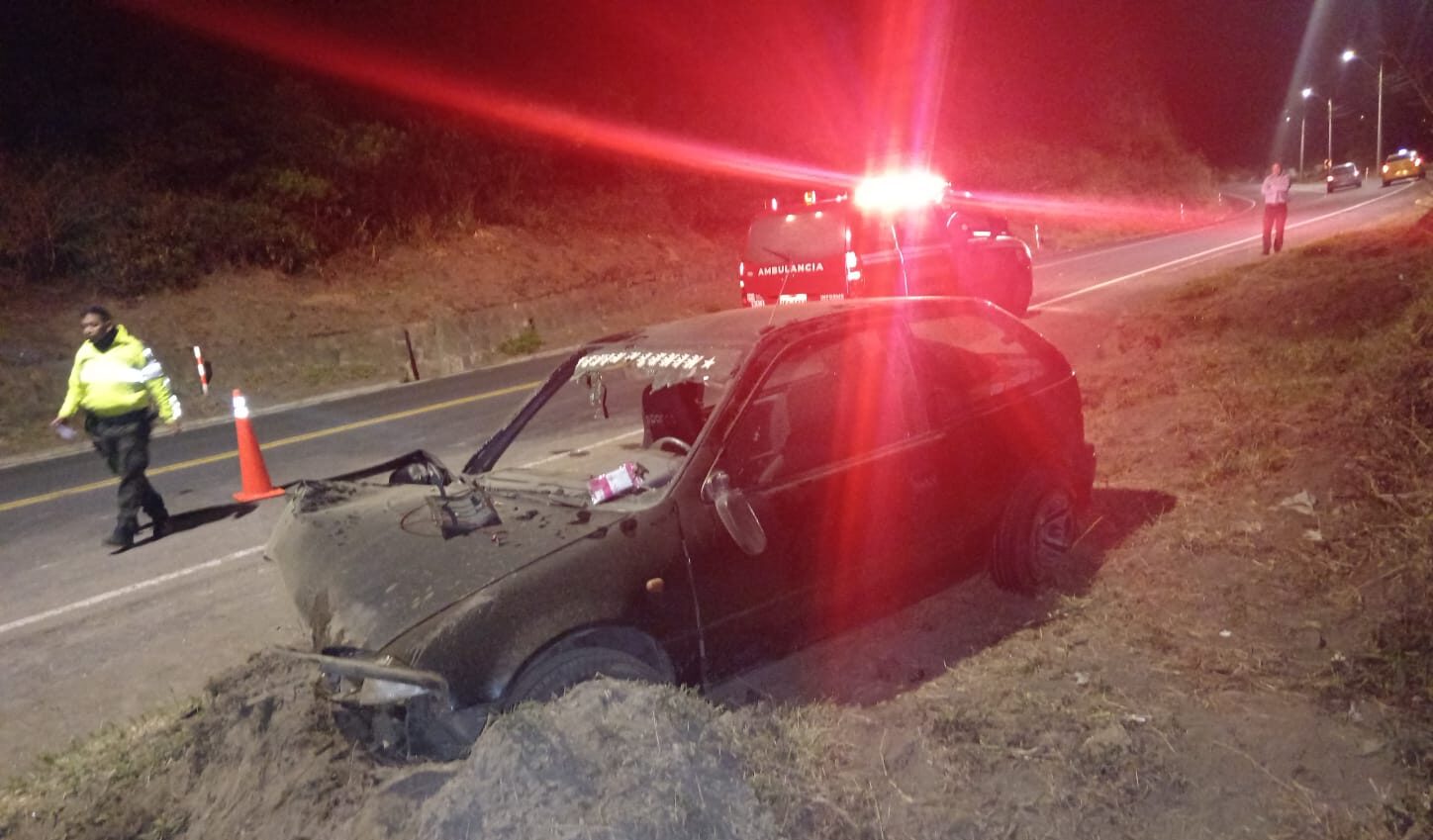 El siniestrado carro en el que viajaba la adulta mayor y los heridos quedó a un costado de la vía.