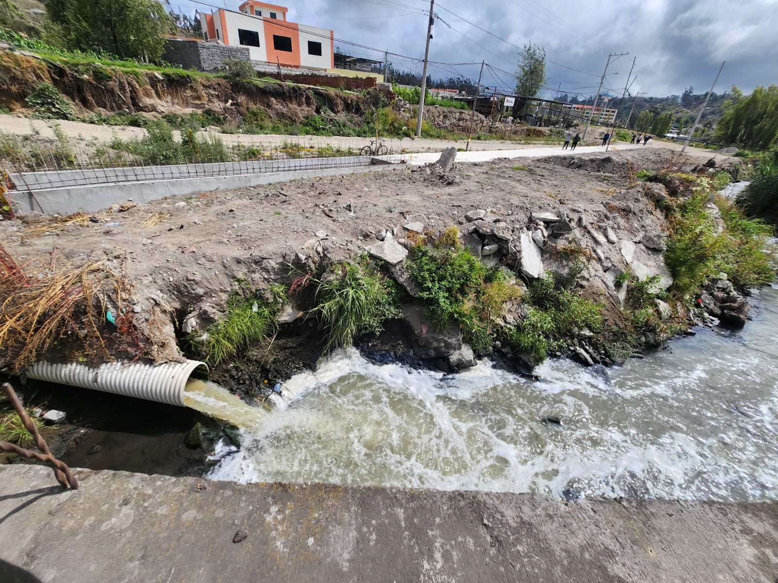 El paso de las aguas servidas genera pestilencia, contaminación y problemas en la quebrada de Picaihua.