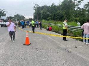 Choque entre motocicleta y camioneta deja un fallecido