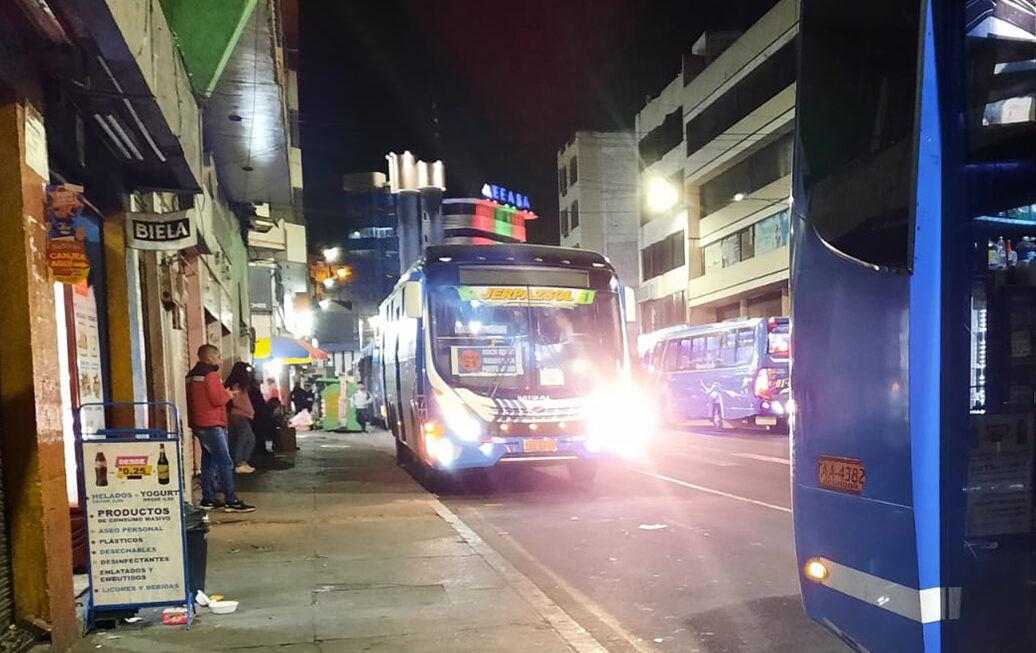 Varios usuarios esperan que un bus llegue a las paradas pasadas las 20:00. En las paradas de la 12 de Noviembre el transporte urbano llega hasta antes de las 21:00. Foto tomada a las 20:00 en la 12 de Noviembre y Tomás Sevilla.