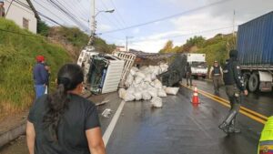 Un camión se volcó en Bolívar