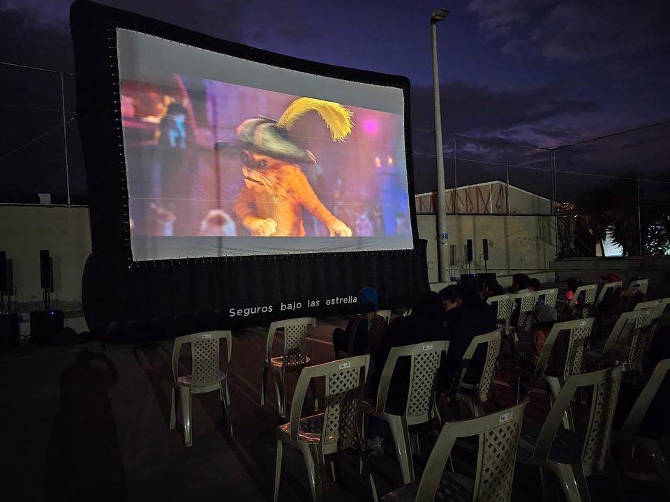 Las funciones de cine al aire libre se realizan cada 15 días en distintas partes de la ciudad.