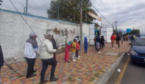 Comerciantes se tomaron los exteriores de varios recintos electorales en Ambato