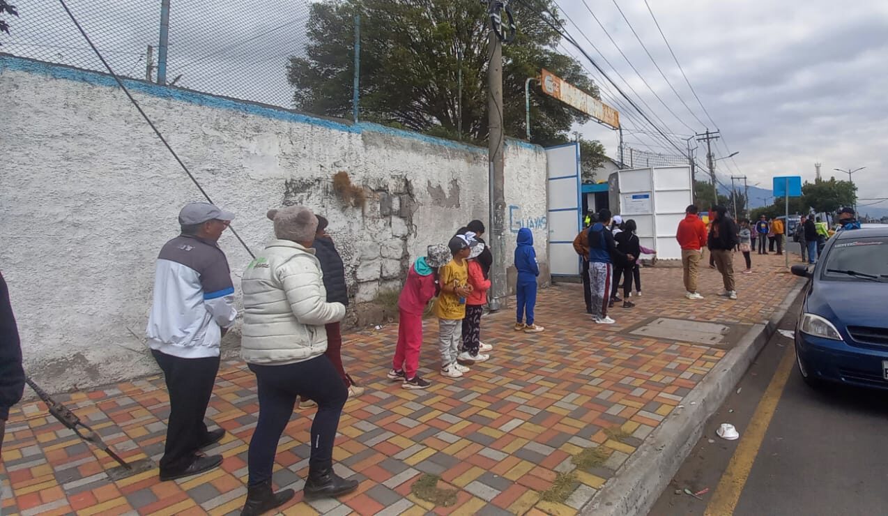 Más de 15 personas hacían fila en los exteriores del colegio Guayaquil ofreciendo emplasticar la papeleta de votación.