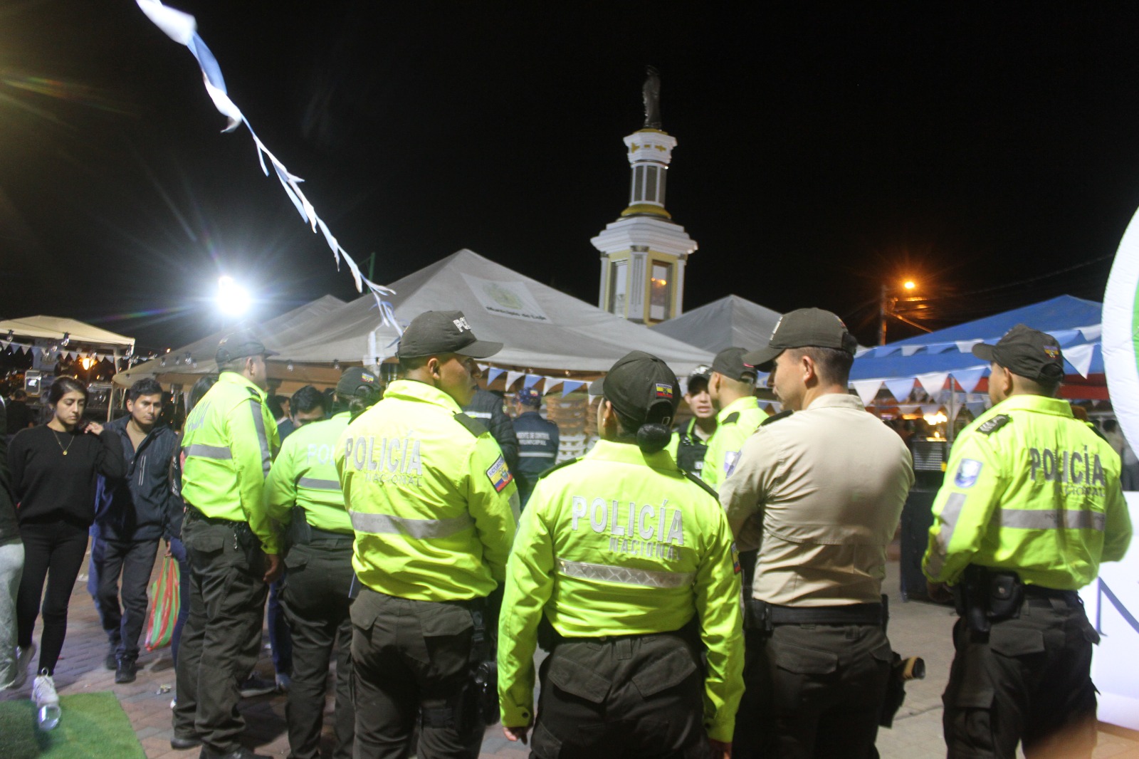 CONTROL. Servidores policiales durante los operativos de control en la provincia de Loja.