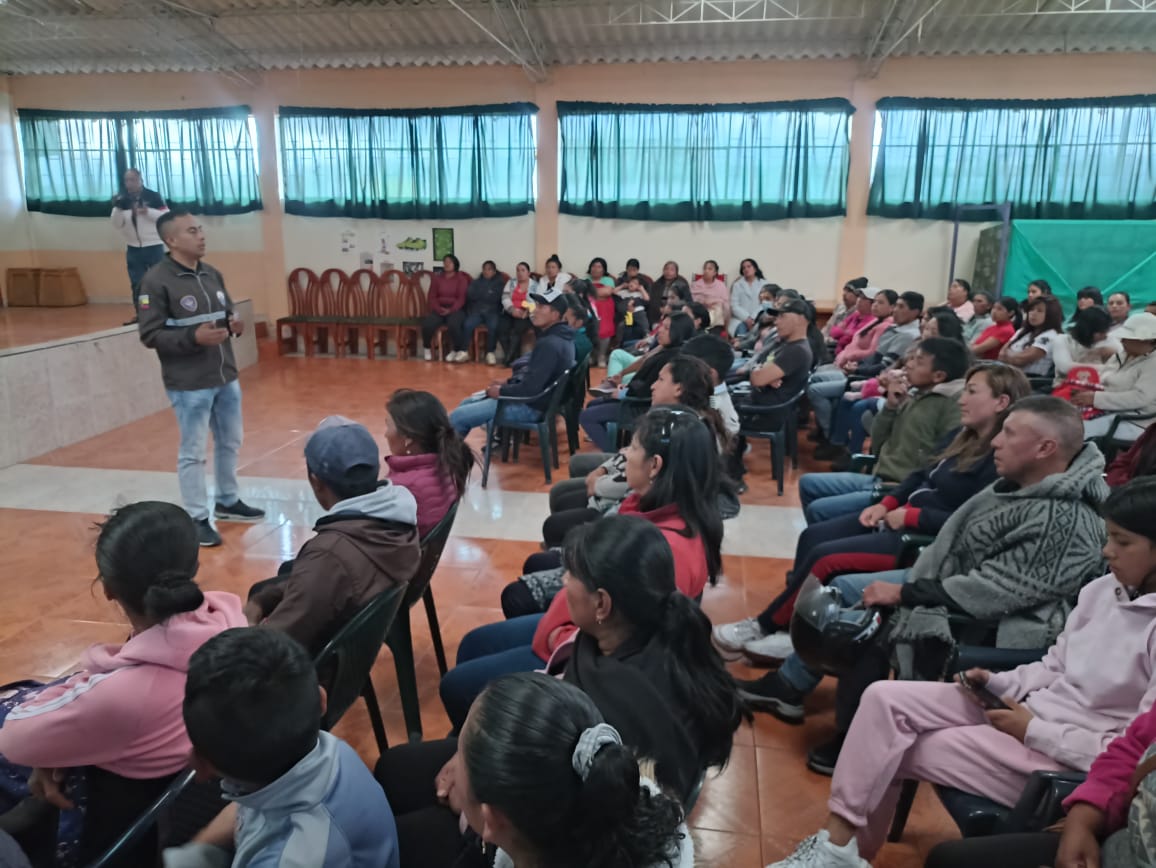 Capacitaciones. La Policía brinda charlas a estudiantes y padres, mientras aumenta su presencia en el plantel.