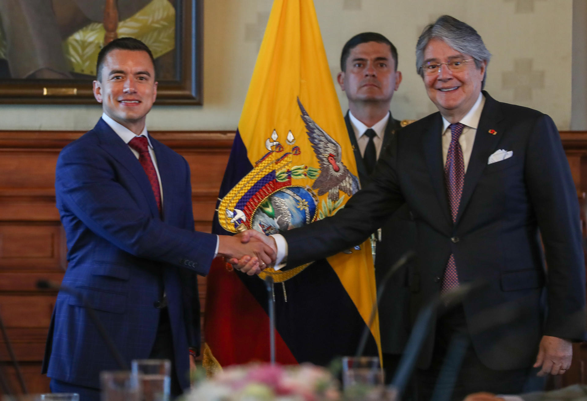 CARONDELET. El presidente electo, Daniel Noboa, saludó a quienes se acercaron al Palacio de Gobierno a recibirlo. Foto: Presidencia