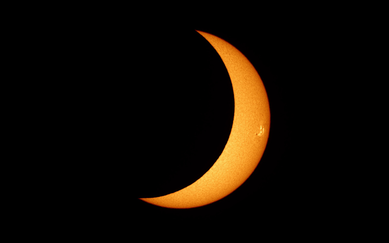 Un eclipse solar ocurre cuando la Luna pasa entre la Tierra y el Sol.
