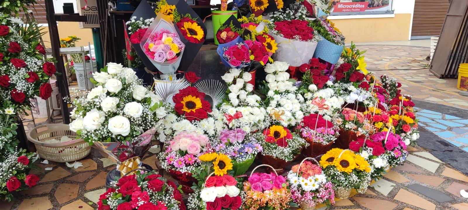 ELECCIÓN. Varias opciones de flores y rosas tienen los lojanos a la hora de adquirir para llevar a sus difuntos.