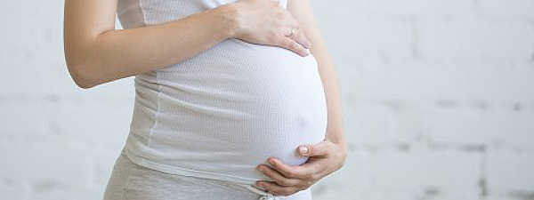 EMBARAZO. Obtener suficiente vitamina B9 antes y durante el embarazo puede prevenir defectos congénitos importantes en el cerebro y la columna vertebral del bebé.
