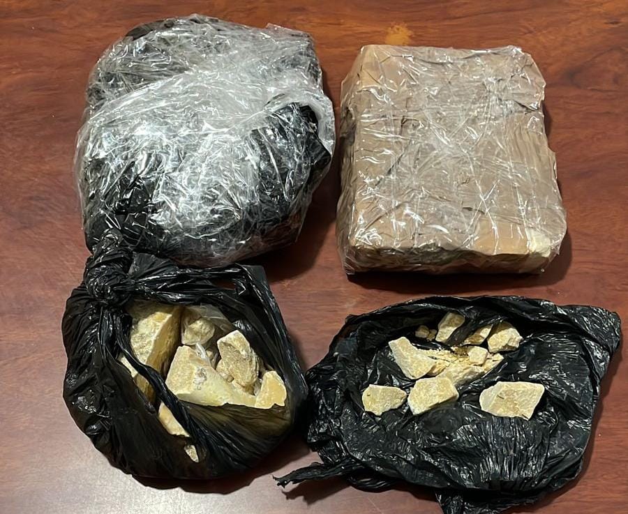 EVIDENCIA. Cargamento de cocaína con un peso bruto de 2.018 gramos incautado durante la detención.