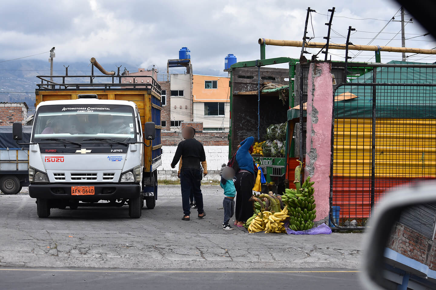 Los comerciantes informales colocan sus productos en los contornos del camión.