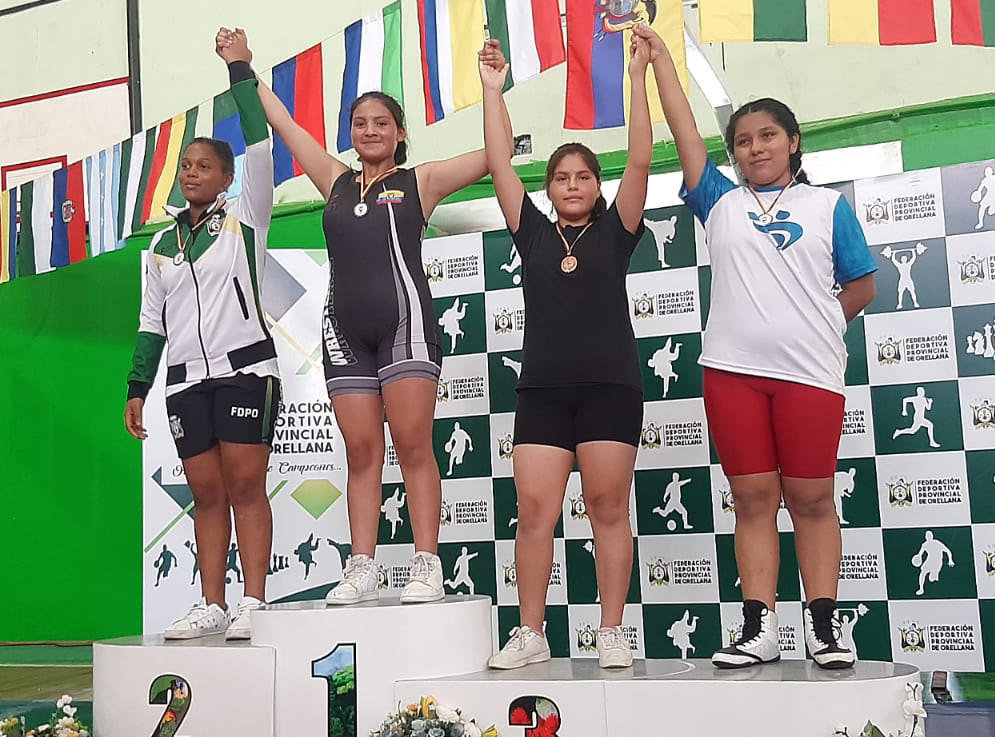 Gloria Cevallos (medio) festejó su triunfo en el Campeonato Nacional Infantil 2023 de lucha olímpica.