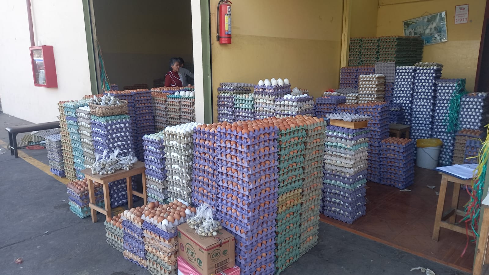 La escasez de huevos hace que el precio suba a más de cuatro dólares por cubeta.