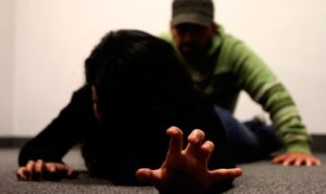 Mujer es violada por su compañero de trabajo en Pelileo