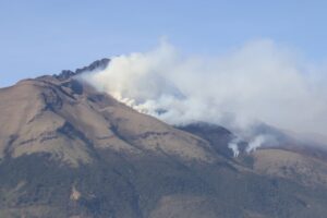 Incendio forestal consume la parte alta del cerro Imbabura
