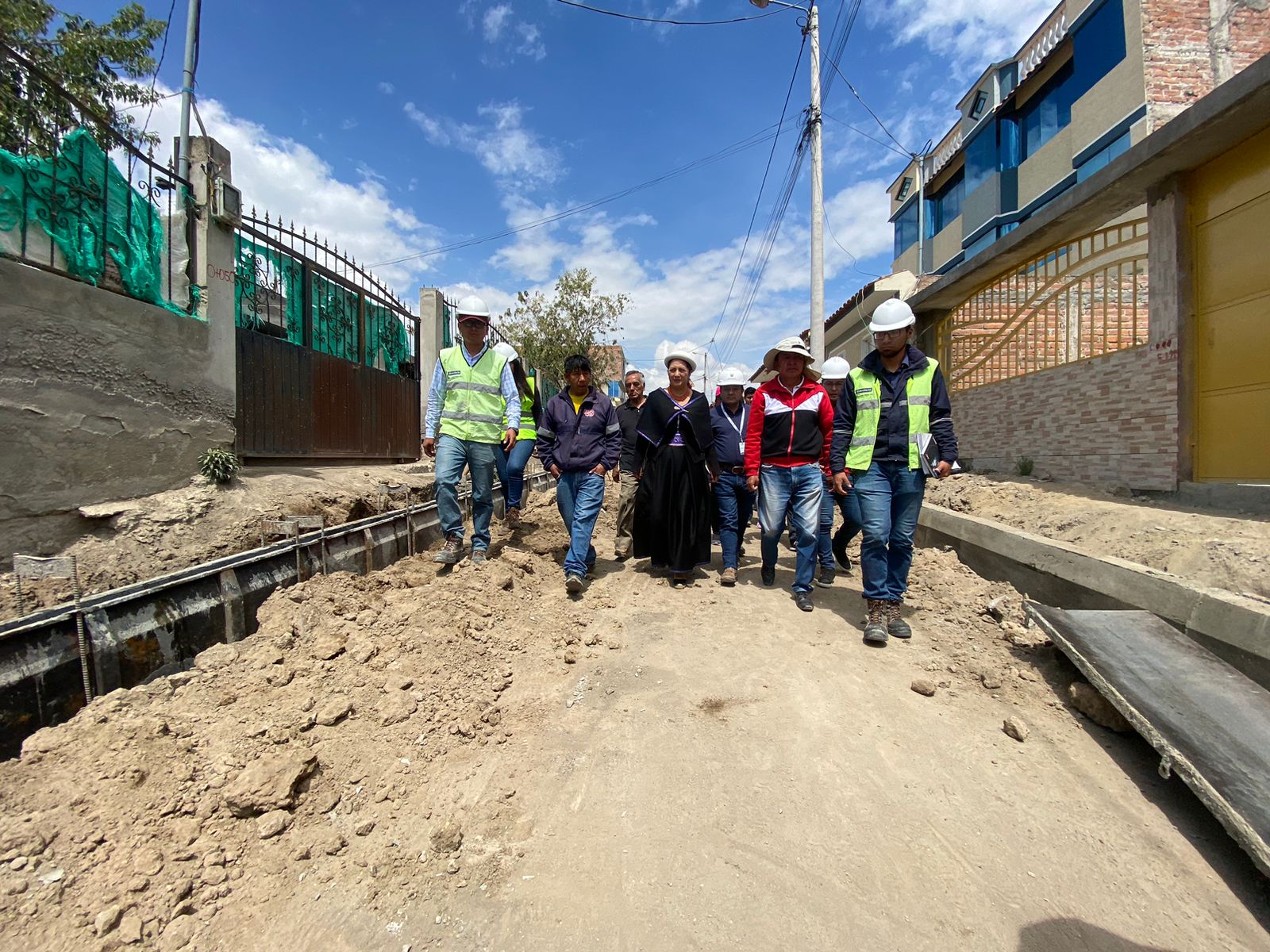 Actitud. La alcaldesa Diana Caiza hizo un recorrido por la obra de construcción de nuevas vías en Pishilata.