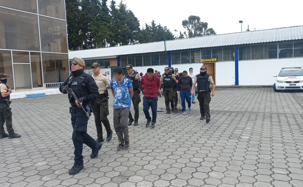 INTERVENCIÓN. Los 10 individuos aprehendidos durante la operación Vía Láctea en Loja.