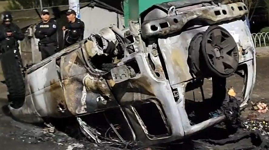 El carro incinerado en Yacupamba, al norte de Ambato, quedó inservible.