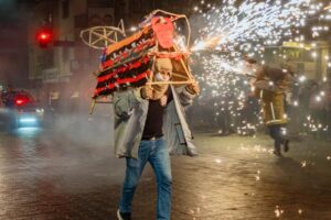 Con antorchas los bomberos recordaron su día clásico