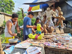 Con la elaboración de monigotes generan ingresos