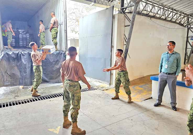 PROTOCOLO. Fuerzas Armadas custodian el arribo de las papeletas electorales.