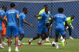 La Tri entrena a puerta cerrada para recibir a Colombia