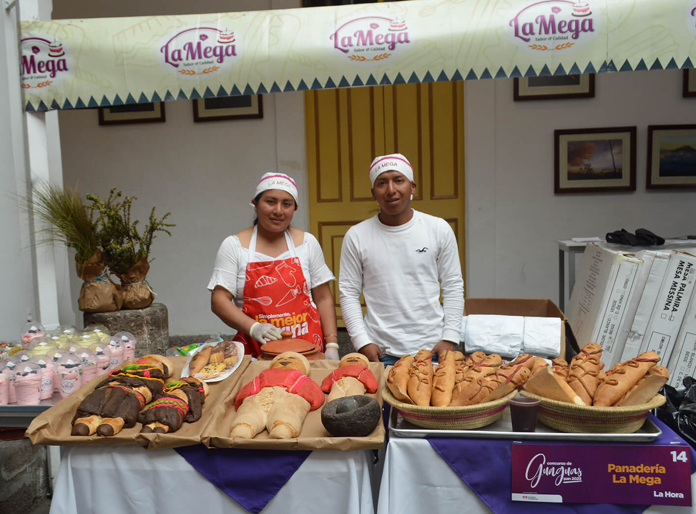 Karina Toalombo y Luis Ramos, representantes de la Panadería La Mega.