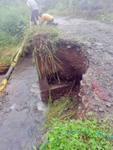 Derrumbe y bloqueo de vías en Alluriquín y Santa María del Toachi