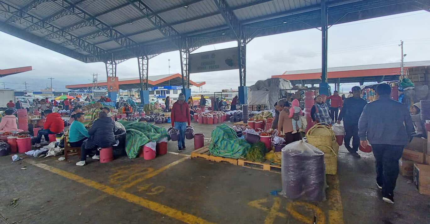 En el mercado Mayorista de Ambato ya se registra incremento en varios de los ingredientes para preparar la colada morada.