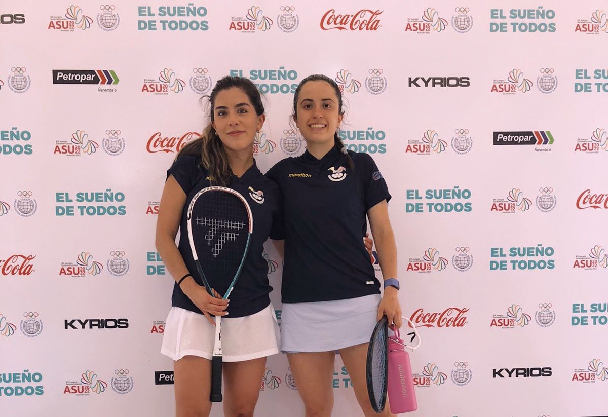 María Caridad Buenaño y María Paula Moya son del equipo de squash