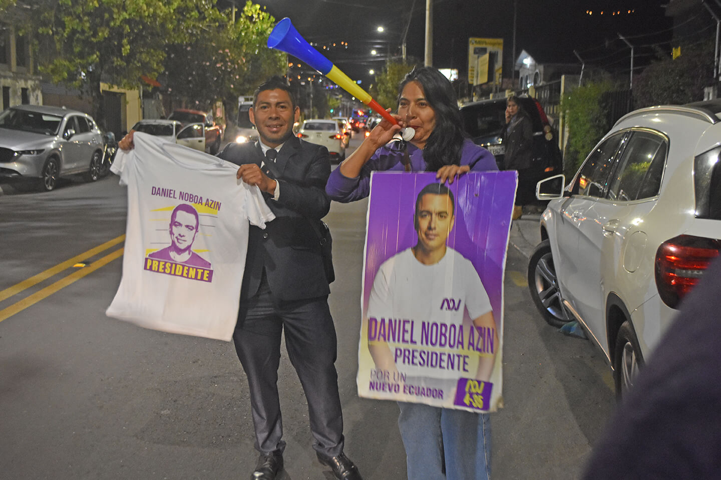 Varios simpatizantes del presidente electo, Daniel Noboa, salieron a las calles a celebrar el triunfo.