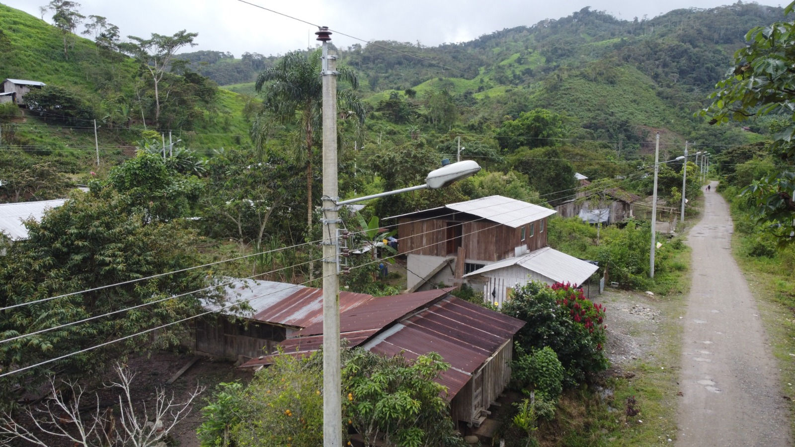 OBRA. La obra de electrificación en el barrio rural de San Isidro beneficia de manera directa a adultos mayores de la zona.